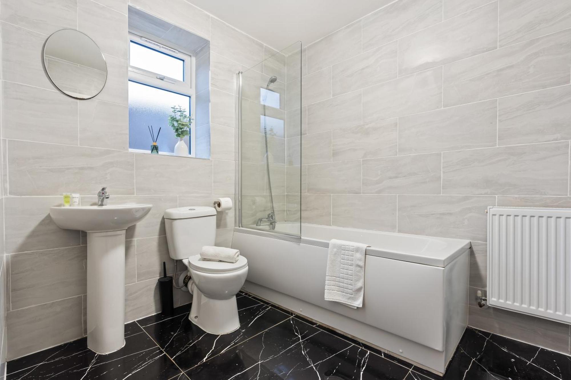 Cradley Heath Stylish New Apartment - Free Wifi & Netflix - Top Rated - 3Mh מראה חיצוני תמונה