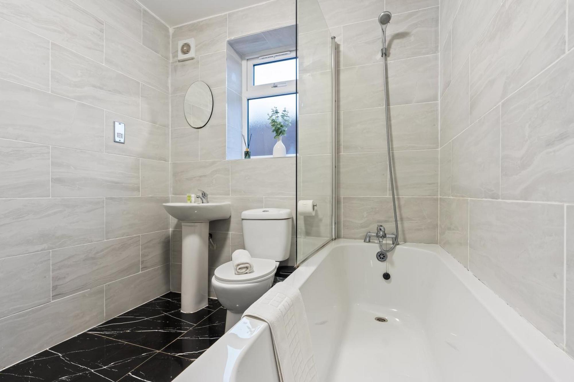Cradley Heath Stylish New Apartment - Free Wifi & Netflix - Top Rated - 3Mh מראה חיצוני תמונה